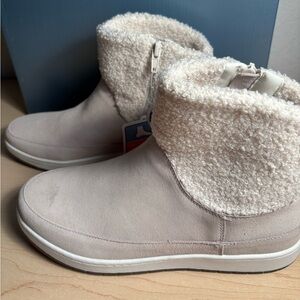 NWT Aetrex sz9 Winnie Boots in Light Gray and Cream WONDERFUL